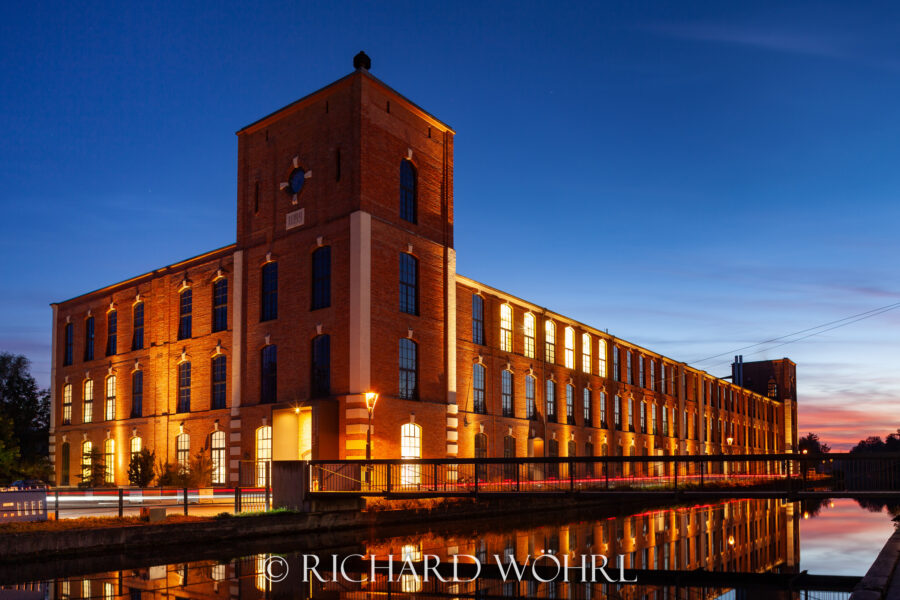 Ehemaliges Fabrikgebäude zur blauen Stunde