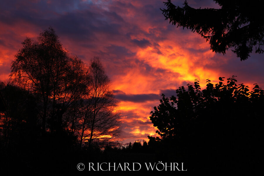 Dramatische Wolkenstimmung bei Sonnenaufgang