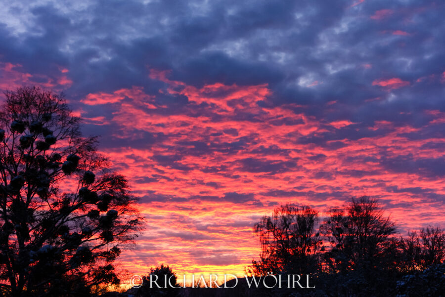 Dramatische Wolkenstimmung bei Sonnenaufgang