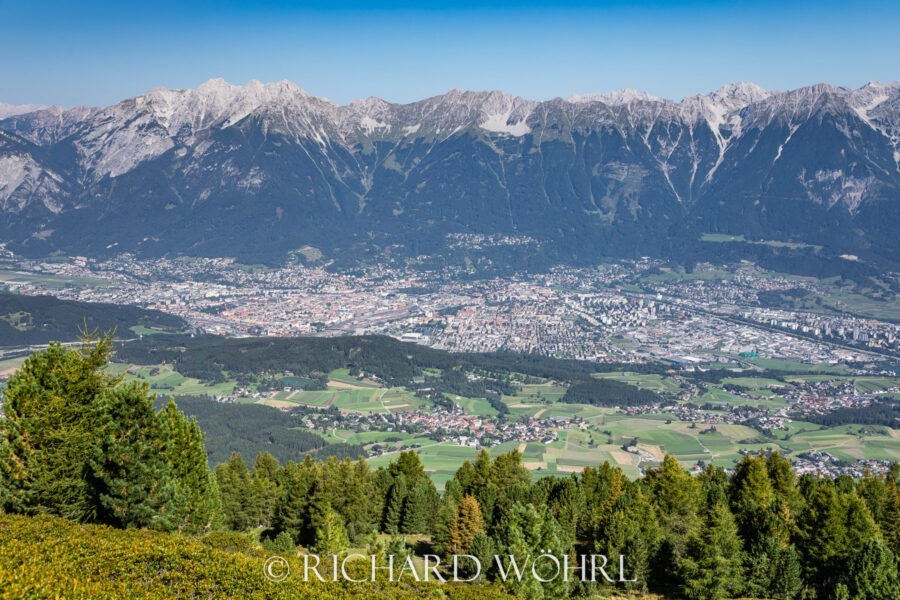 Blick auf Innsbruck. Zirbenweg bei Innsbruck in Tirol. Österreich, Austria.