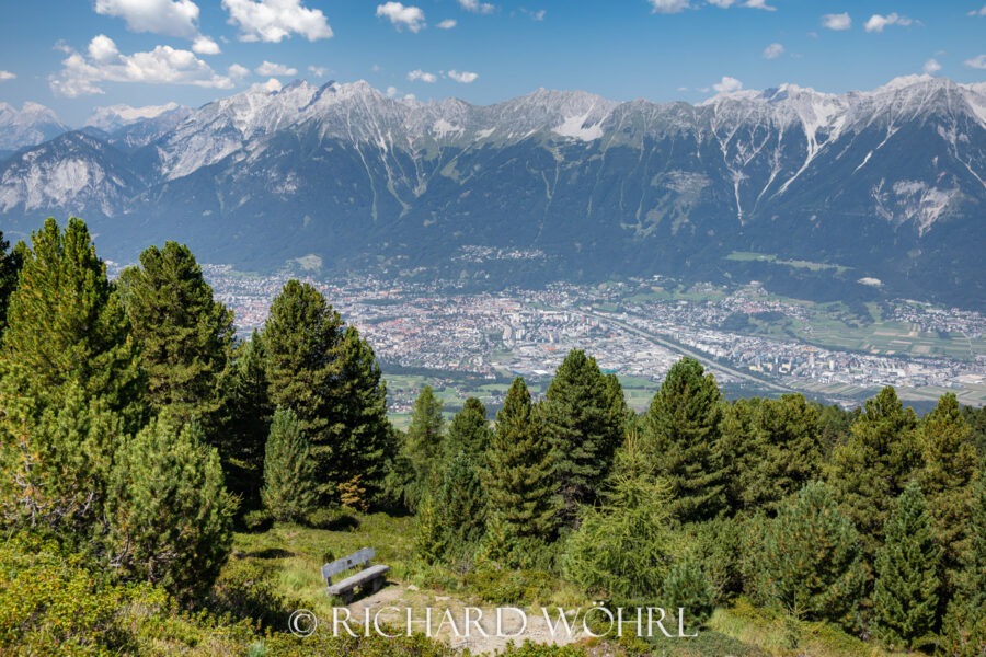 Blick auf Innsbruck. Zirbenweg bei Innsbruck in Tirol. Österreich, Austria.