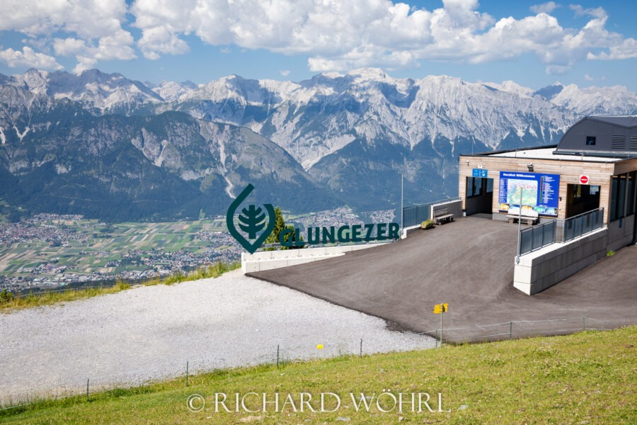Bergstation der Glungezerbahn. Zirbenweg bei Innsbruck in Tirol. Österreich, Austria.